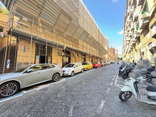Locale Commerciale in affitto a Municipalità 1, Campania