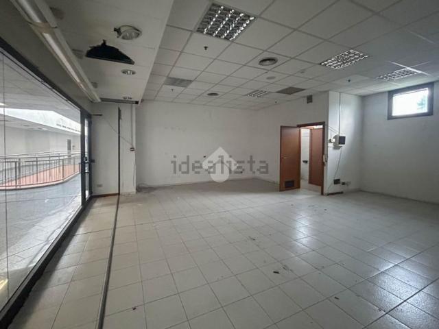Locale Commerciale in affitto a Moncucco, Brugherio