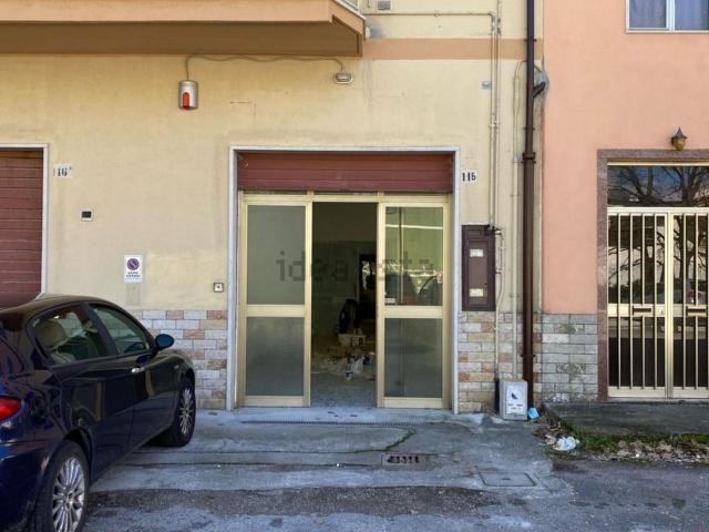 Locale Commerciale in affitto a San Lazzaro, Isernia