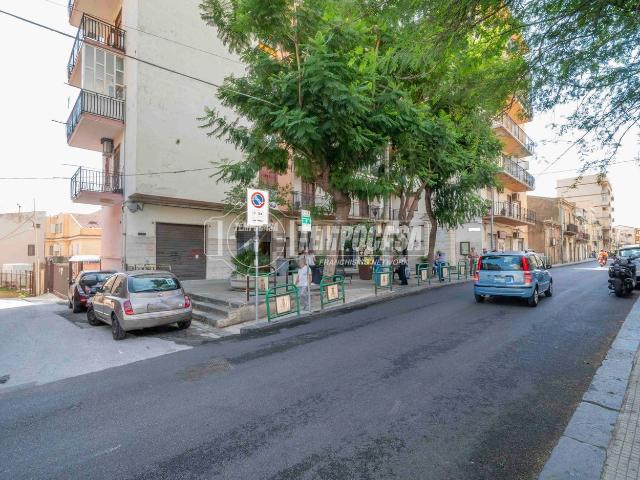 Locale Commerciale in affitto a II Circoscrizione, Messina