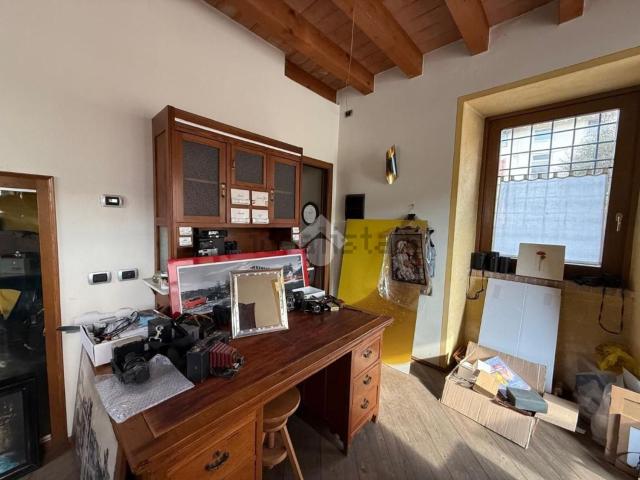 Locale Commerciale in affitto a Cividate Al Piano, Lombardia