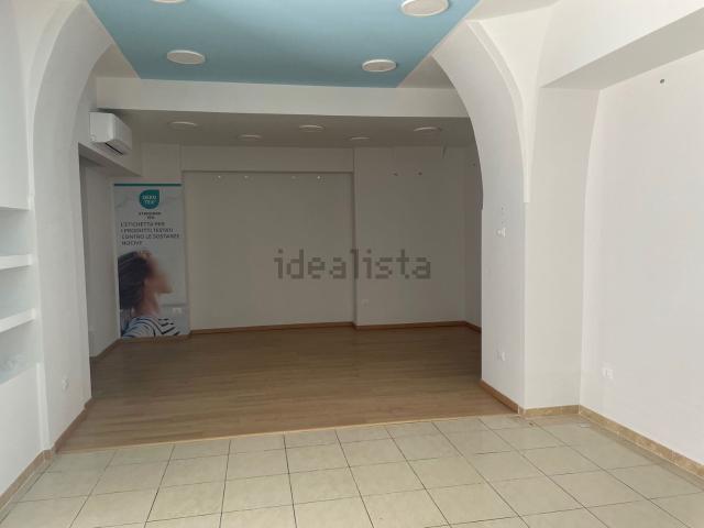 Locale Commerciale in affitto a Centro, Puglia