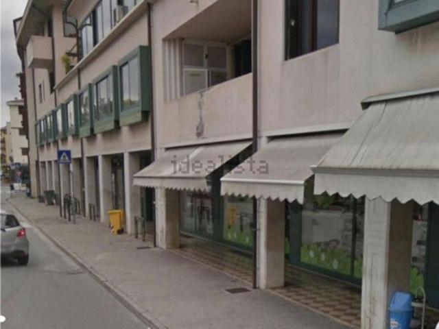 Locale Commerciale in affitto a Castelfranco Veneto, Veneto