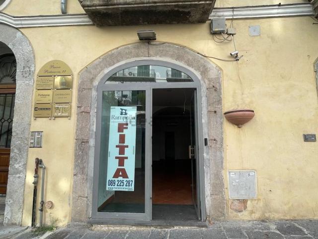 Locale Commerciale in affitto a Salerno, Campania