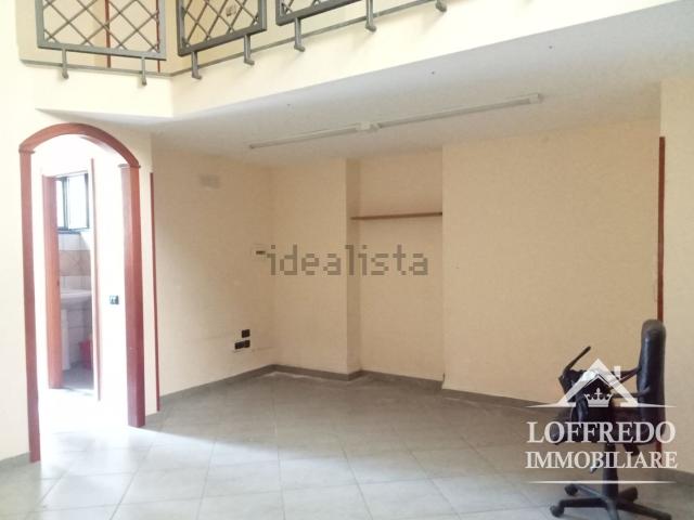 Locale Commerciale in affitto a Acerra, Campania