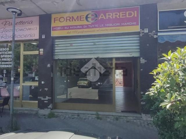 Locale Commerciale in affitto a Circoscrizione 6, Piemonte