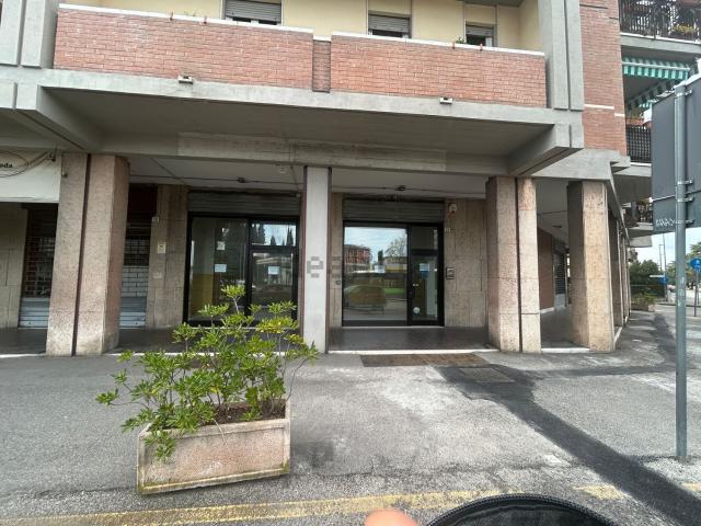 Locale Commerciale in affitto a Verona, Borgo Roma