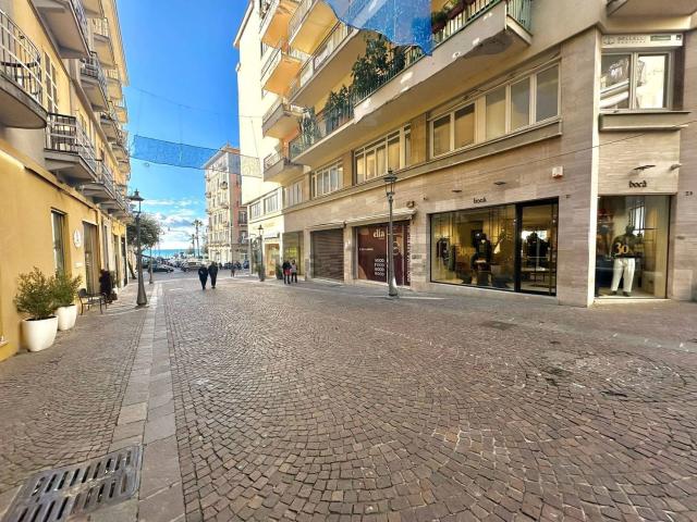 Locale Commerciale in affitto a Salerno, Campania