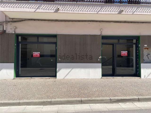 Locale Commerciale in affitto a Mondragone, Campania