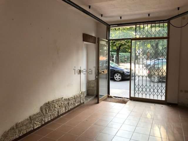 Locale Commerciale in affitto a Rione Pipelet, Voghera