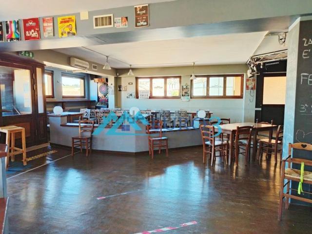 Locale Commerciale in affitto a Borgo Cappuccini, Marche
