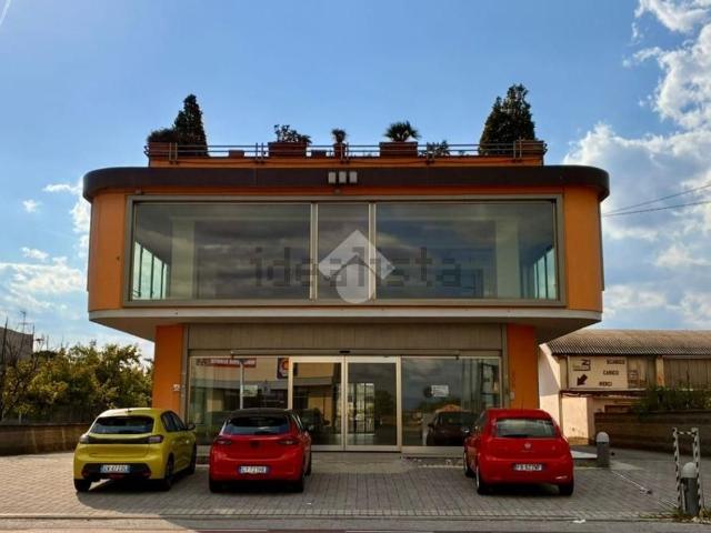 Locale Commerciale in affitto a Olmi, Quarrata