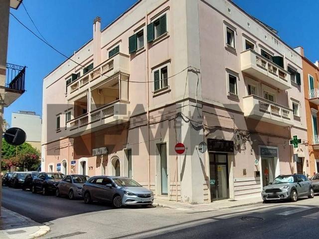 Locale Commerciale in affitto a Puglia, Bari