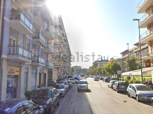 Locale Commerciale in affitto a Quartiere Tribunale, Calabria