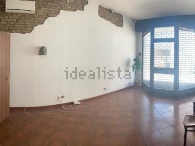 Locale Commerciale in affitto a Unione Alto Ferrarese, Cento