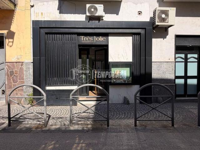 Locale Commerciale in affitto a Casoria, Campania