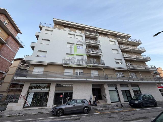 Locale Commerciale in affitto a Porta Maggiore, Marche