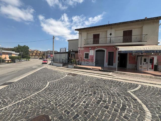 Locale Commerciale in affitto a Pietrelcina, Campania