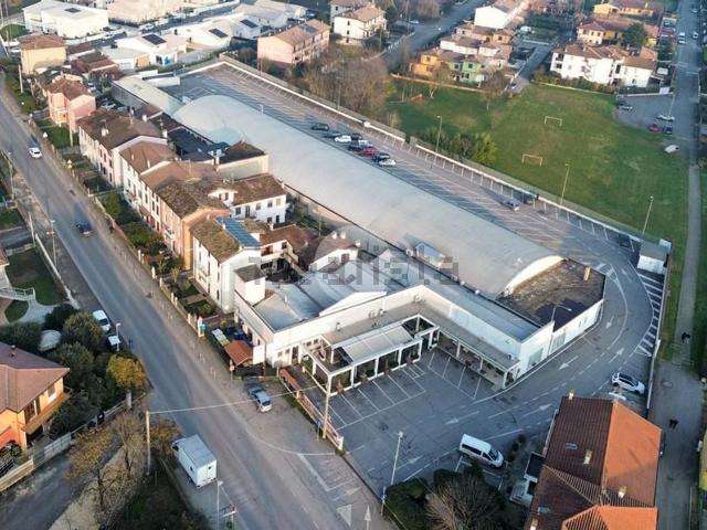 Locale Commerciale in affitto a Asola, Lombardia