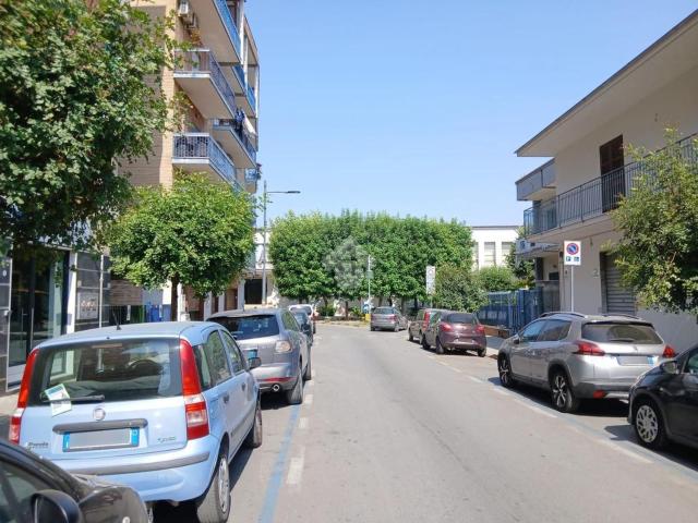 Locale Commerciale in affitto a Pomigliano D'arco, Campania