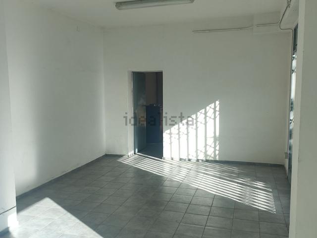 Locale Commerciale in affitto a Unione di Comuni della Romagna Forlivese, Quattro