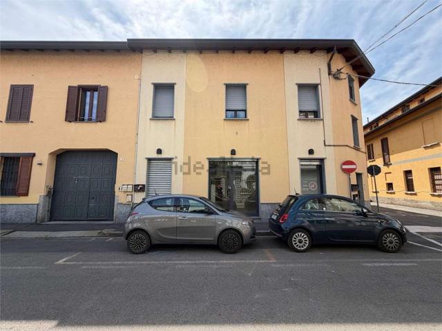 Locale Commerciale in affitto a Cesano Maderno, Lombardia