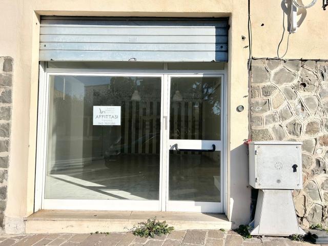Locale Commerciale in affitto a Montalto Di Castro, Lazio