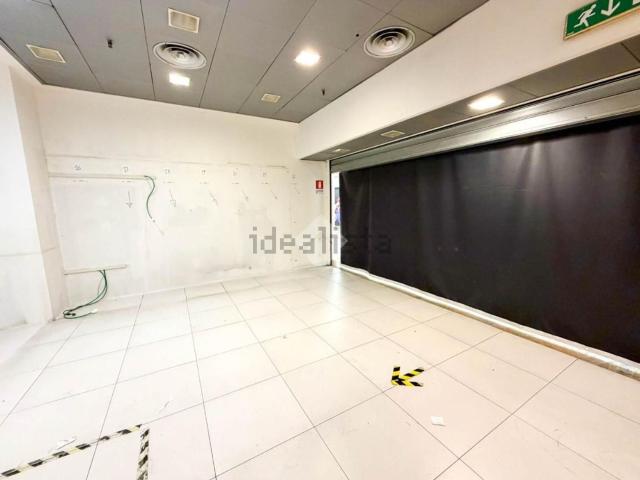 Locale Commerciale in affitto a Novate Brianza, Merate