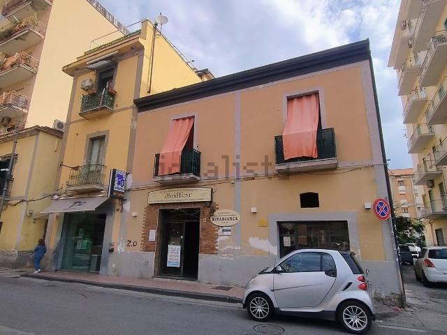 Locale Commerciale in affitto a Salerno, Pastena