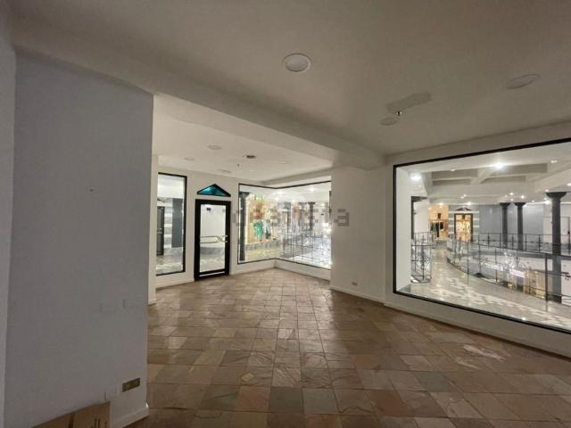 Locale Commerciale in affitto a Città Alta, Bergamo