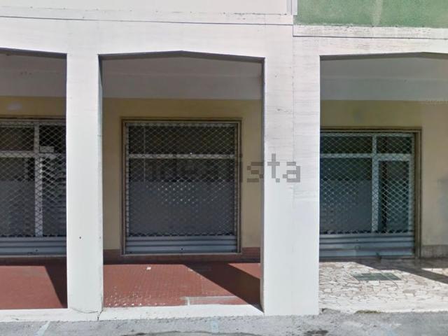 Locale Commerciale in affitto a Unione di comuni Valmarecchia, Santarcangelo Di