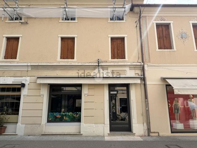 Locale Commerciale in affitto a Centro, Montebelluna