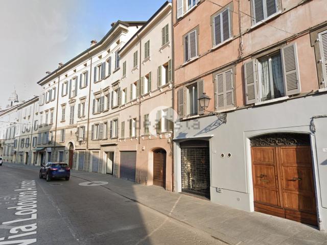 Locale Commerciale in affitto a Sant'Agostino città-Porta Castello, Re