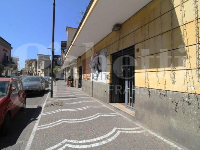 Locale Commerciale in affitto a Arzano, Campania