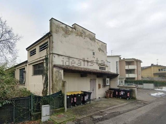 Locale Commerciale in affitto a Fiorenzuola D'arda, Reggio Emilia