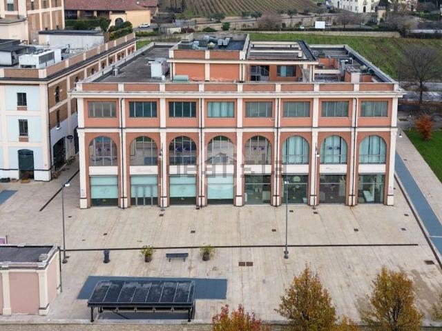 Locale Commerciale in affitto a Zona Centro, Brescia