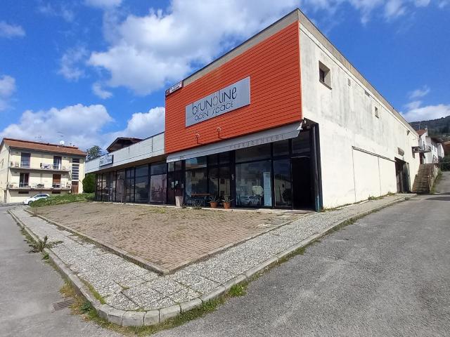 Locale Commerciale in affitto a Policiano, Palazzo Del Pero