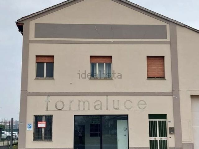 Locale Commerciale in affitto a Sant'Ambrogio, Cremona