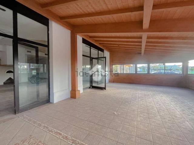Locale Commerciale in affitto a Unione di comuni Terre di Castelli, Savignano Sul Panaro