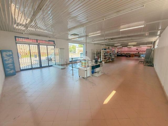 Locale Commerciale in affitto a Vailate, Lombardia