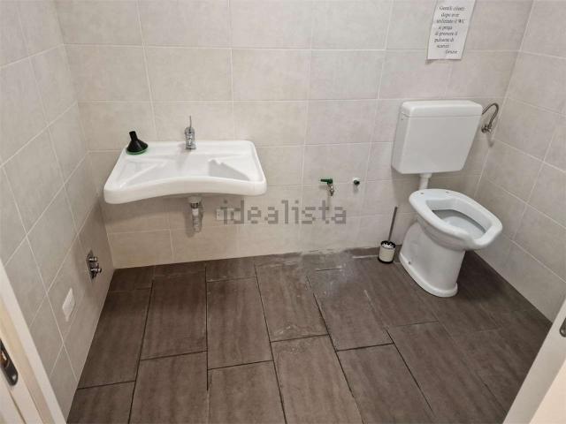 Locale Commerciale in affitto a Busto Arsizio, Lombardia