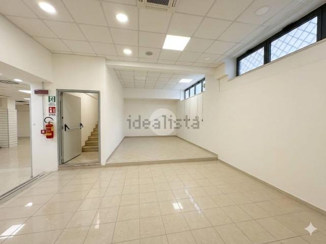 Locale Commerciale in affitto a Municipalità 10, Campania