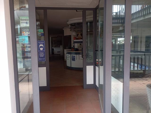 Locale Commerciale in affitto a Medolago, Lombardia