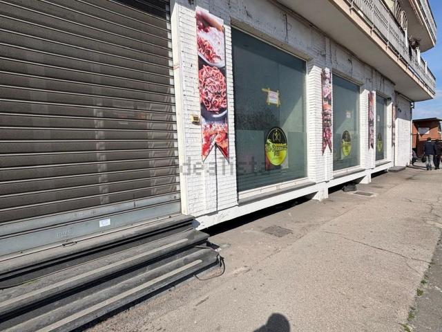 Locale Commerciale in affitto a Municipalità 7, Miano