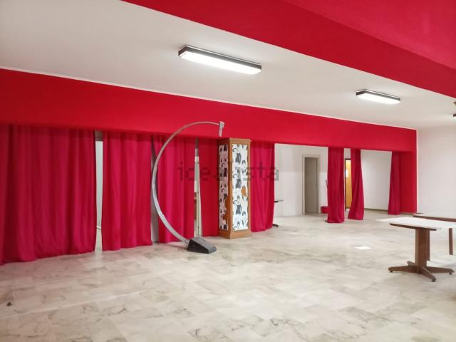 Locale Commerciale in affitto a VII Circoscrizione, Palermo