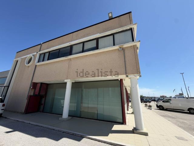Locale Commerciale in affitto a Vasto, Abruzzo