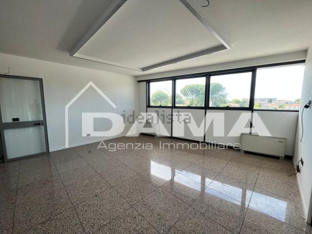 Locale Commerciale in affitto a Unione di Comuni della Romagna Forlivese, Quattro