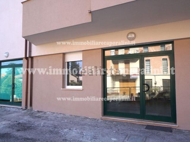 Locale Commerciale in affitto a Marche, Macerata