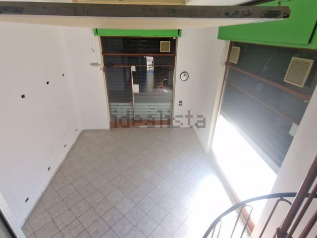 Locale Commerciale in affitto a Cascina del Bruno, Arcore