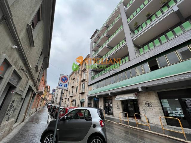 Locale Commerciale in affitto a Campobasso, Molise